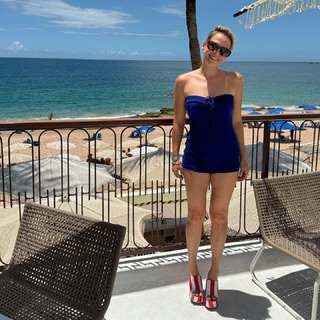 Letícia Colin feet photo thumbnail