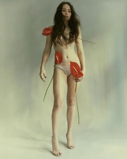 Letícia Colin feet photo thumbnail