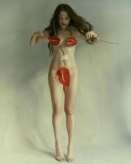 Letícia Colin feet photo thumbnail