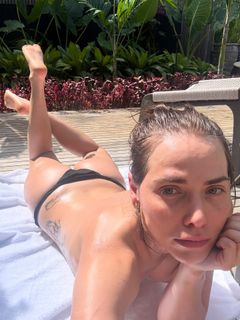 Letícia Colin feet photo thumbnail