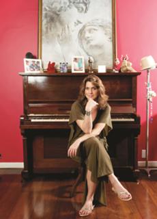 Letícia Spiller feet photo thumbnail