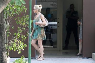 Letícia Spiller feet photo thumbnail