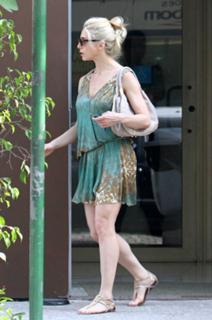 Letícia Spiller feet photo thumbnail