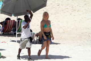 Letícia Spiller feet photo thumbnail