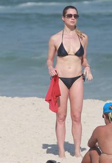 Letícia Spiller feet photo thumbnail