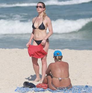 Letícia Spiller feet photo thumbnail