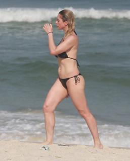 Letícia Spiller feet photo thumbnail