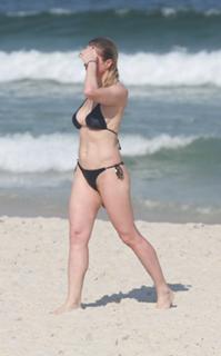 Letícia Spiller feet photo thumbnail