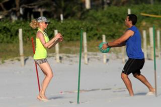 Letícia Spiller feet photo thumbnail