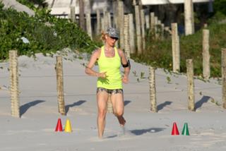 Letícia Spiller feet photo thumbnail