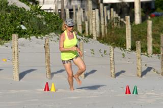 Letícia Spiller feet photo thumbnail