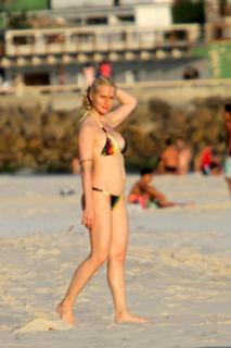 Letícia Spiller feet photo thumbnail