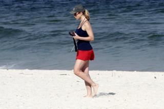 Letícia Spiller feet photo thumbnail