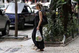 Letícia Spiller feet photo thumbnail