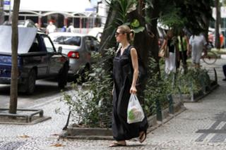 Letícia Spiller feet photo thumbnail