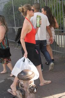 Letícia Spiller feet photo thumbnail