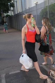 Letícia Spiller feet photo thumbnail