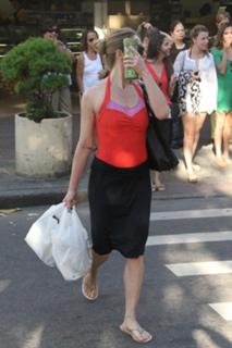 Letícia Spiller feet photo thumbnail