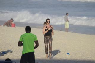 Letícia Spiller feet photo thumbnail