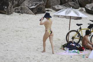 Letícia Spiller feet photo thumbnail