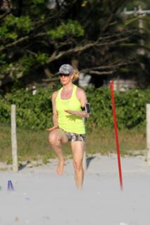 Letícia Spiller feet photo thumbnail