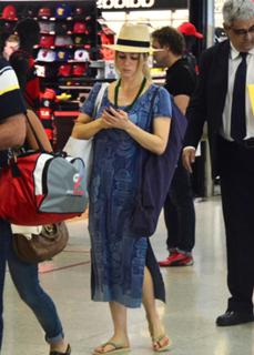 Letícia Spiller feet photo thumbnail