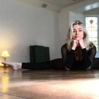 Letícia Spiller feet photo thumbnail