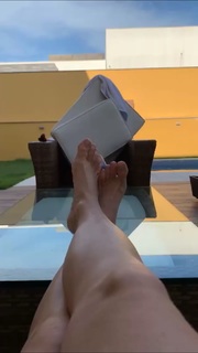 Letícia Spiller feet photo thumbnail