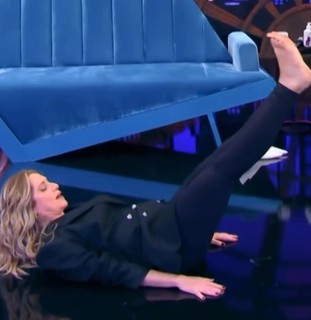 Letícia Spiller feet photo thumbnail