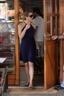 Letícia Spiller feet photo thumbnail