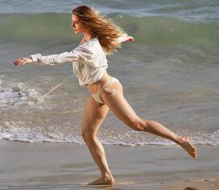 Letícia Spiller feet photo thumbnail