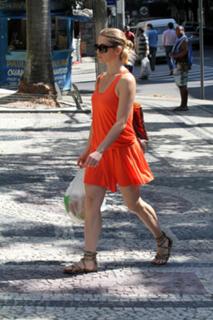 Letícia Spiller feet photo thumbnail