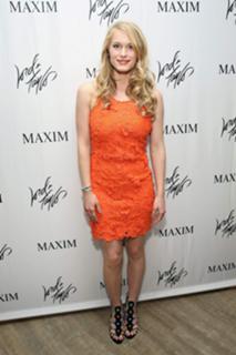 Leven Rambin feet photo thumbnail