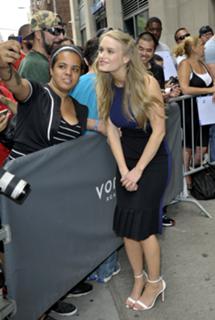 Leven Rambin feet photo thumbnail