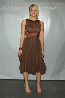 Leven Rambin feet photo thumbnail