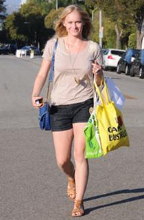 Leven Rambin feet photo thumbnail