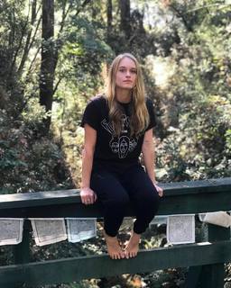 Leven Rambin feet photo thumbnail