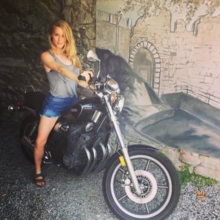 Leven Rambin feet photo thumbnail