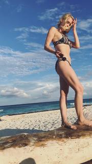 Leven Rambin feet photo thumbnail