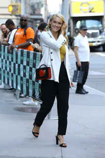 Leven Rambin feet photo thumbnail