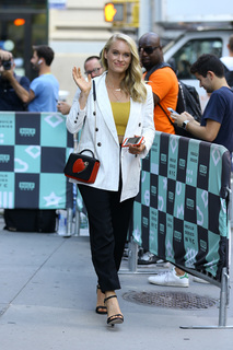 Leven Rambin feet photo thumbnail