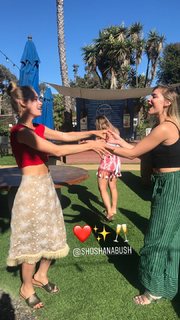 Leven Rambin feet photo thumbnail