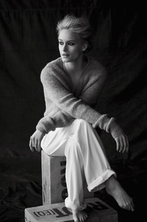 Leven Rambin feet photo thumbnail