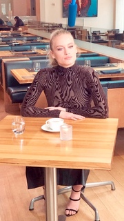 Leven Rambin feet photo thumbnail