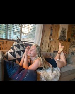 Leven Rambin feet photo thumbnail