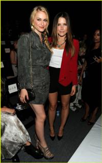 Leven Rambin feet photo thumbnail