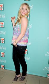 Leven Rambin feet photo thumbnail