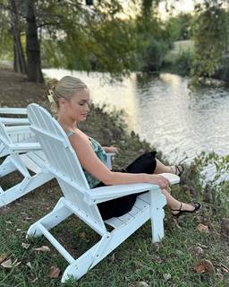 Leven Rambin feet photo thumbnail