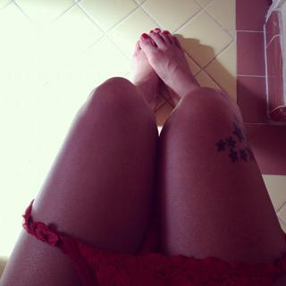 Levy Tran feet photo 16