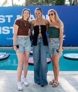 Lexie Hull feet photo thumbnail